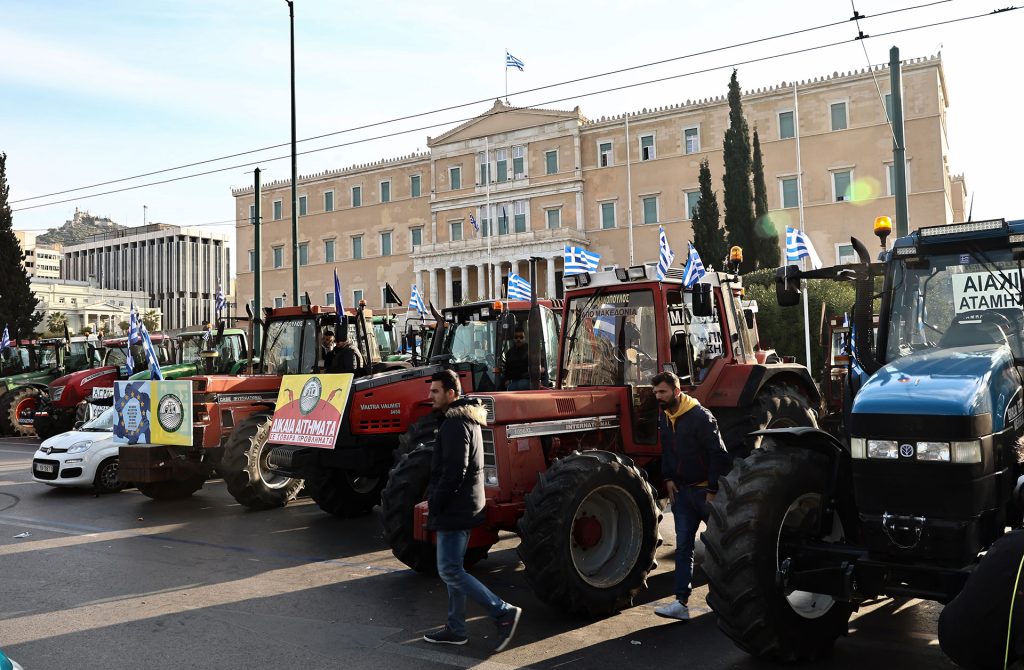 Συλλαλητήριο αγροτών: Κυκλοφοριακό χάος από την έλευση των τρακτέρ