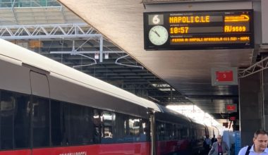 Συνεχίζονται τα προβλήματα των δρομολογίων στα τρένα της Ιταλίας λόγω εμπρηστικών επιθέσεων