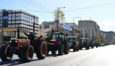 Φεύγουν οι αγρότες με τα τρακτέρ τους από το Σύνταγμα