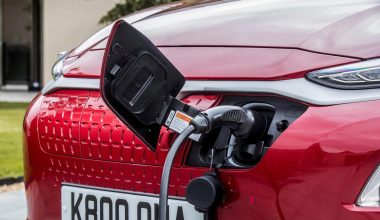 Πιάνουν «πάτο» οι πωλήσεις των ηλεκτρικών οχημάτων στις ΗΠΑ: Ζημιές άνω των 50 δισ. δολαρίων στις βιομηχανίες