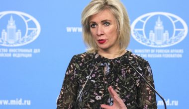 Μ.Ζαχάροβα: «Ο κόσμος κανονικά πρέπει να ζητήσει τη σύλληψη του Β.Ζελένσκι»