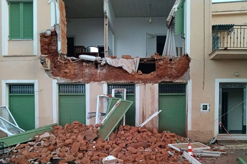 Σφοδρή βροχόπτωση έπληξε τη Μεσσήνη: Kατέρρευσε πρόσοψη σπιτιού! (φωτο)