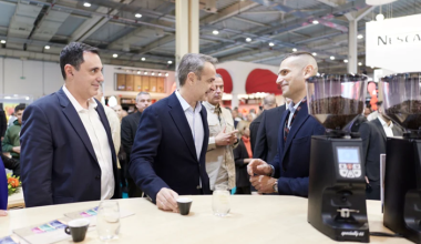 Κ.Μητσοτάκης σε barista στη HORECA 2026: «Θα αγοράσω μηχανή εσπρέσο, θα έρθεις σπίτι να μου κάνεις σεμινάρια;»