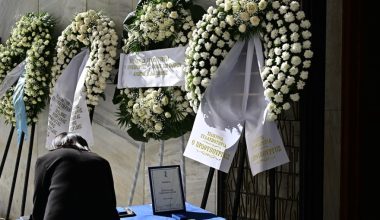 Το τελευταίο «αντίο» είπαν συγγενείς και φίλοι στον Α.Παπαληγούρα: Συγκίνησε ο επικήδειος της κόρης του (φωτο)