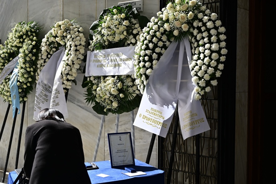 Το τελευταίο «αντίο» είπαν συγγενείς και φίλοι στον Α.Παπαληγούρα: Συγκίνησε ο επικήδειος της κόρης του (φωτο)