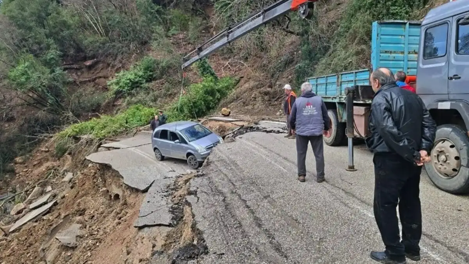 Παραλίγο τραγωδία στα Τζουμέρκα: Καθίζηση 60 μέτρων σε επαρχιακό δρόμο – Από θαύμα γλίτωσε ΙΧ με 2 επιβαίνοντες