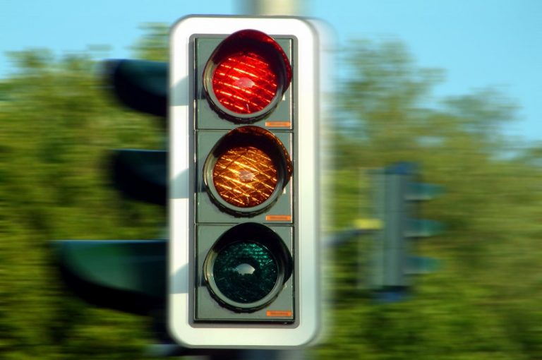 Αυτός είναι ο λόγος που στα νέα φανάρια το κόκκινο και το πορτοκαλί ανάβουν ταυτόχρονα: Tι πρέπει να κάνετε