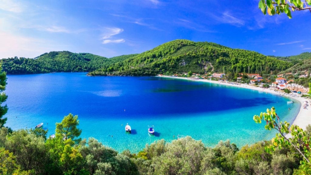 Η Σκόπελος στη λίστα με τους κορυφαίους προορισμούς του κόσμου για «slow travel» το 2026!