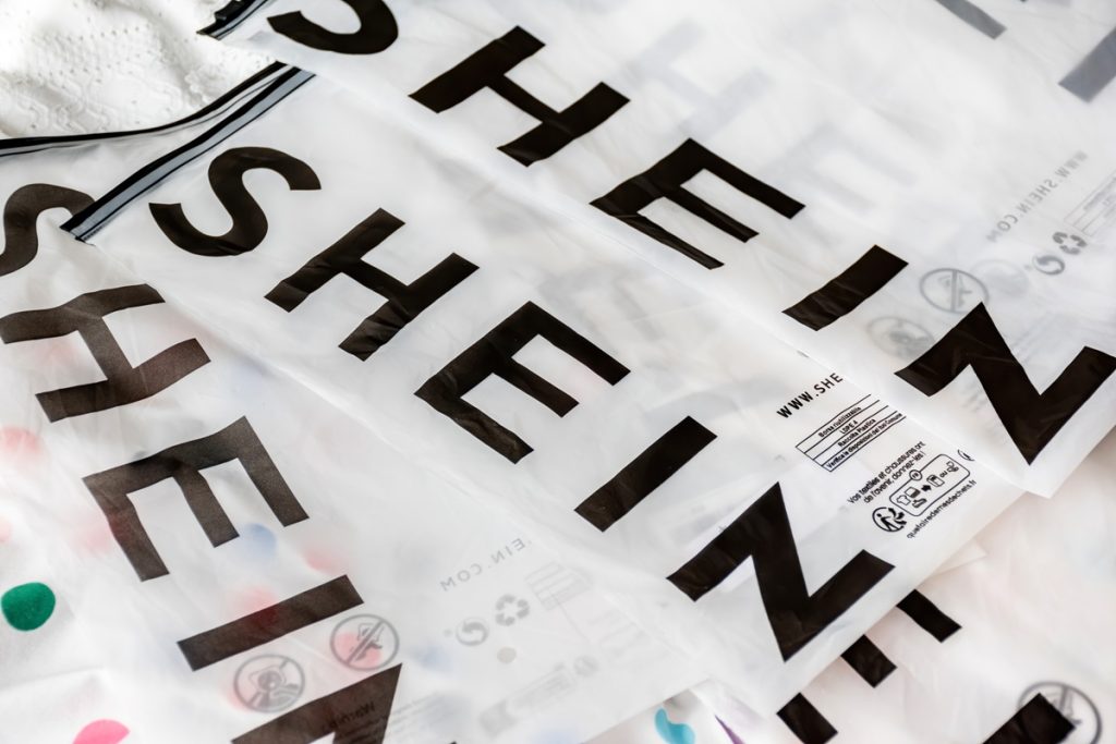 Η ΕΕ ξεκίνησε έρευνα κατά της Shein για παράνομα προϊόντα και εθιστικό σχεδιασμό της πλατφόρμας