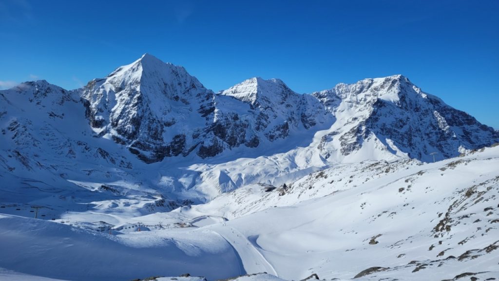 Ιταλία: Η στιγμή που χιονοστιβάδα «καταπίνει» σκιέρ στο χιονοδρομικό κέντρο Κουρμαγιέρ (βίντεο)