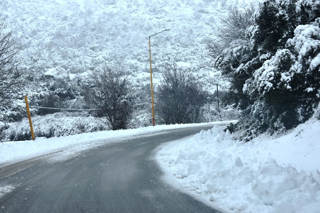 Τέσσερα άτομα εγκλωβίστηκαν με το αυτοκίνητό τους στα χιόνια στο Ζαγόρι