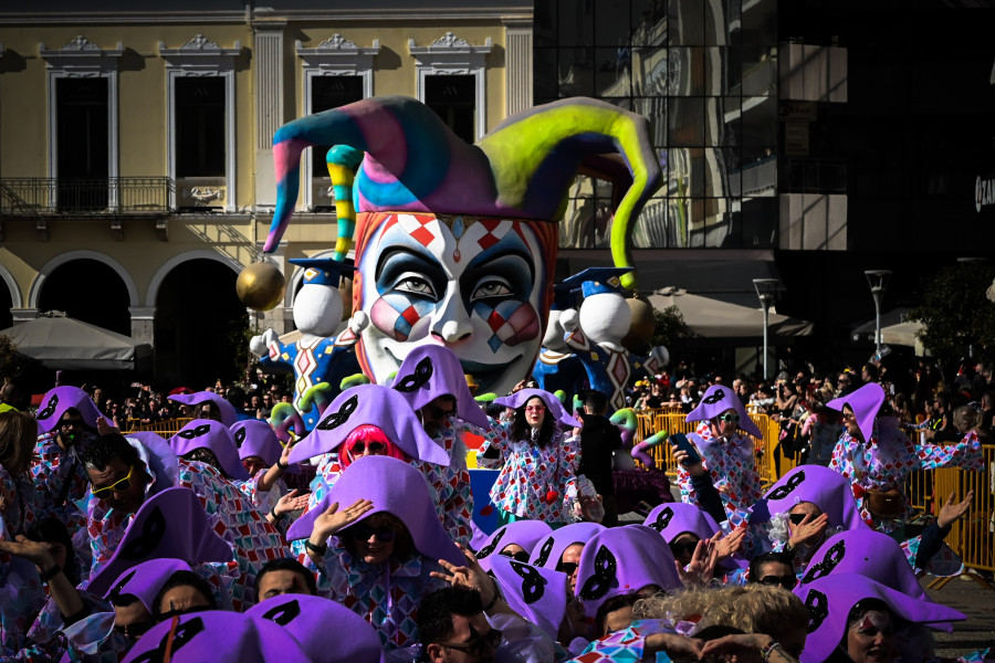 Πάτρα: Oλοκληρώθηκε η μεγάλη παρέλαση – Δείτε live την τελετή λήξης