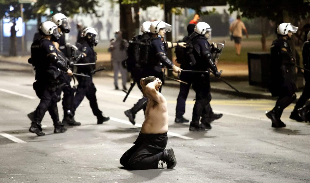 Άγριες συμπλοκές οπαδών στους δρόμους του Βελιγραδίου πριν το ντέρμπι Ερυθρός Αστέρας – Παρτίζαν