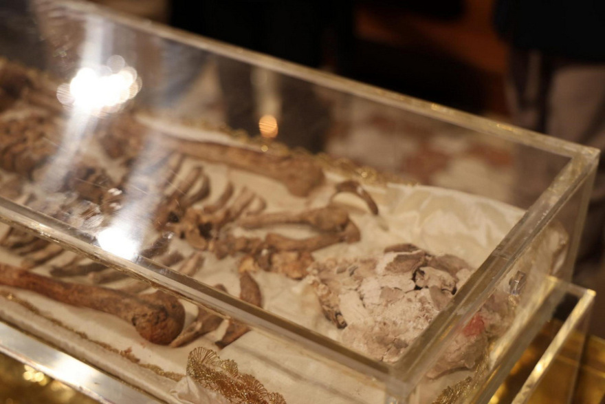 Ιταλία: Για πρώτη φορά τέθηκε σε δημόσιο προσκύνημα το σκήνωμα του Αγίου Φραγκίσκου της Ασίζης (φωτο)