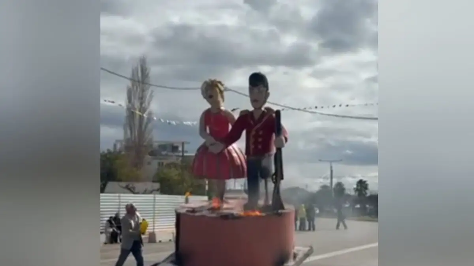 Βίντεο: Ο βασιλιάς Καρνάβαλος στη Γλυφάδα δεν ήθελε να… καεί και τελικά τον «έλουσαν» με μπόλικο εύφλεκτο υλικό