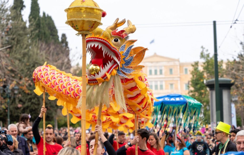 Σε καρναβαλικούς ρυθμούς η Αθήνα: Η μεγάλη παρέλαση και το πρόγραμμα της ημέρας