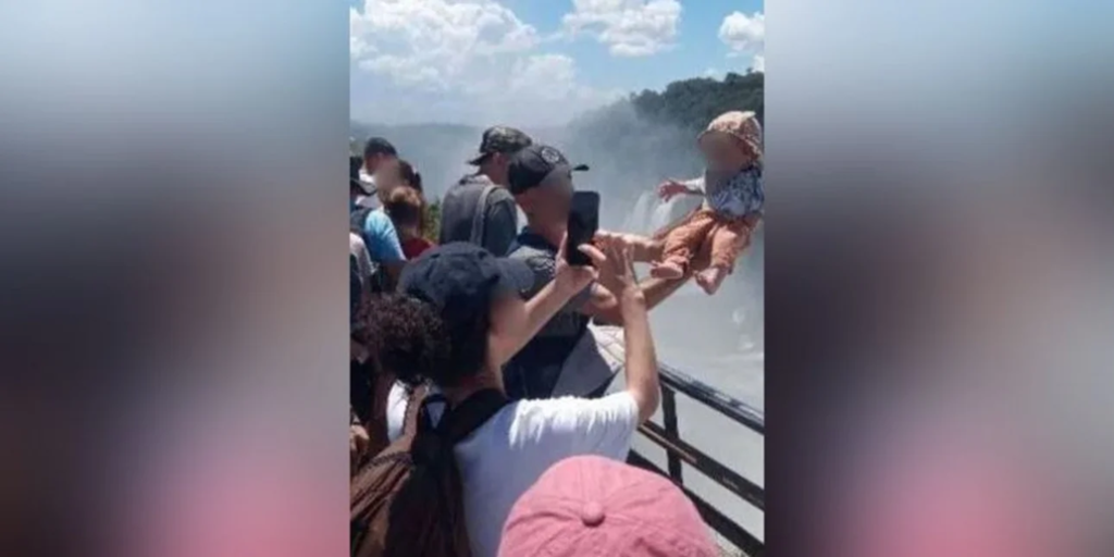 Αργεντινή: Τουρίστας κρέμασε το μωρό του πάνω από καταρράκτη 80 μέτρων για να το φωτογραφίσει!