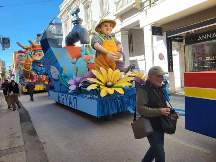 Ξεκινάει η μεγάλη παρέλαση στην Πάτρα: Πάνω από 50.000 καρναβαλιστές θα «πλημμυρίσουν» τους δρόμους (live βίντεο)