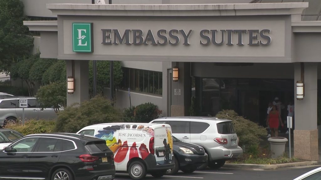 ΗΠΑ: Άγριος καυγάς  μεταξύ γυναικών στο λόμπι ξενοδοχείου: «Φύγε από πάνω μου»!