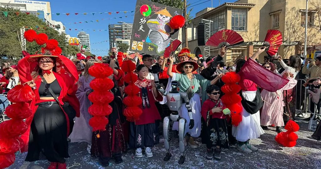 Βίντεο: Ένα ανθρωποειδές κινεζικό ρομπότ έκανε παρέλαση στο καρναβάλι της Λεμεσού!