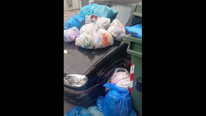 Αγία Παρασκευή: Οδηγός πάρκαρε παράνομα μπροστά από κάδο απορριμμάτων – Η ιδιαίτερη κλήση που «έκοψαν» οι γείτονες