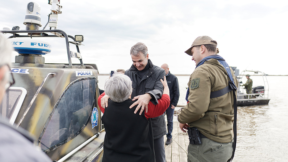 Κ.Μητσοτάκης στον Έβρο: Έφαγε ντολμάδες από τα χεράκια της «Κυράς του Δέλτα» (φώτο)