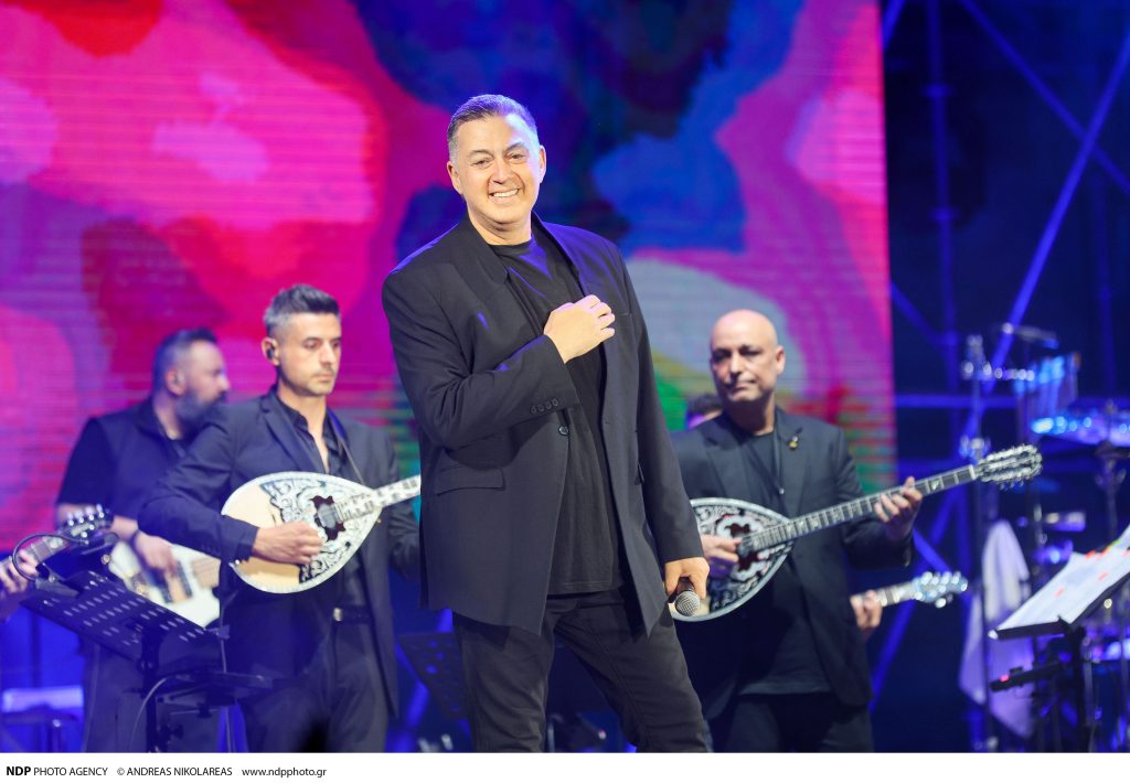 Στο νοσοκομείο με πνευμονία ο Νίκος Μακρόπουλος – Διακόπτονται οι νυχτερινές του εμφανίσεις