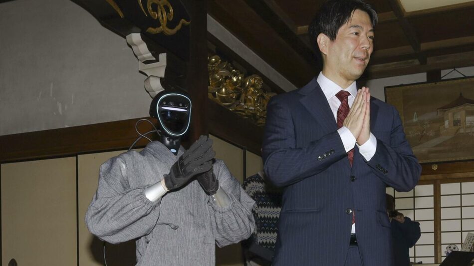 Ιαπωνία: Ρομπότ-μοναχός γνωρίζει τις βουδιστικές γραφές – Περπατά αργά και προσεύχεται (βίντεο)