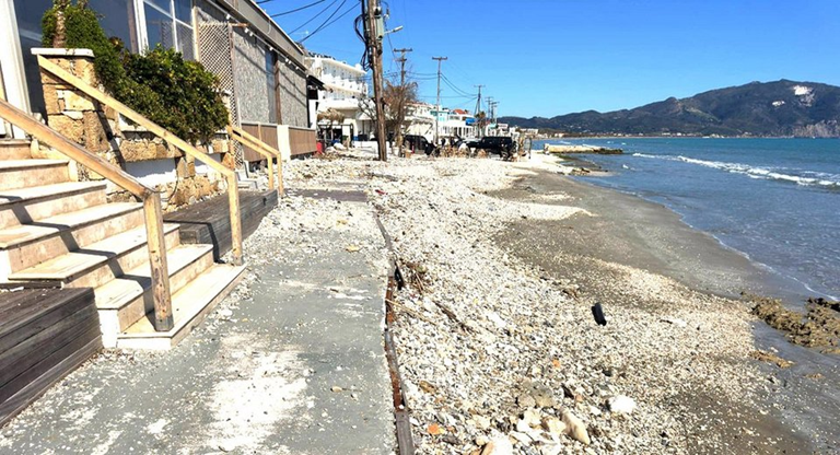 Ζάκυνθος: Σοβαρά προβλήματα στο παραλιακό μέτωπο από την κακοκαιρία στον Λαγανά (φώτο)