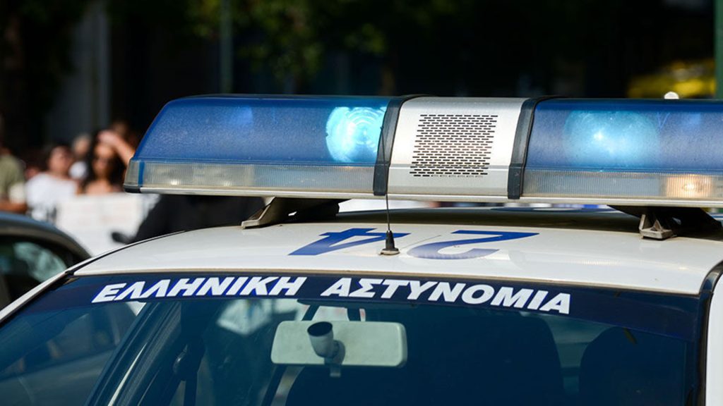 Πάτρα: Τρακτέρ «ξέμεινε» από φρένα και προσέκρουσε σε είσοδο σχολείου – Ο ελιγμός του οδηγού έσωσε την κατάσταση