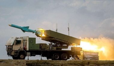 ΕΚΤΑΚΤΟ: Κολοσσιαίο πλοίο μεταφοράς κοντέινερ κτυπήθηκε από ιρανικά βλήματα επακτίου αμύνης στα Στενά του Ορμούζ