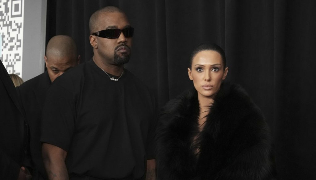 Η… ντυμένη εμφάνιση της Μ.Σενσόρι σε δίκη του Κ.Γουέστ ξάφνιασε τους θαυμαστές της (φωτό)