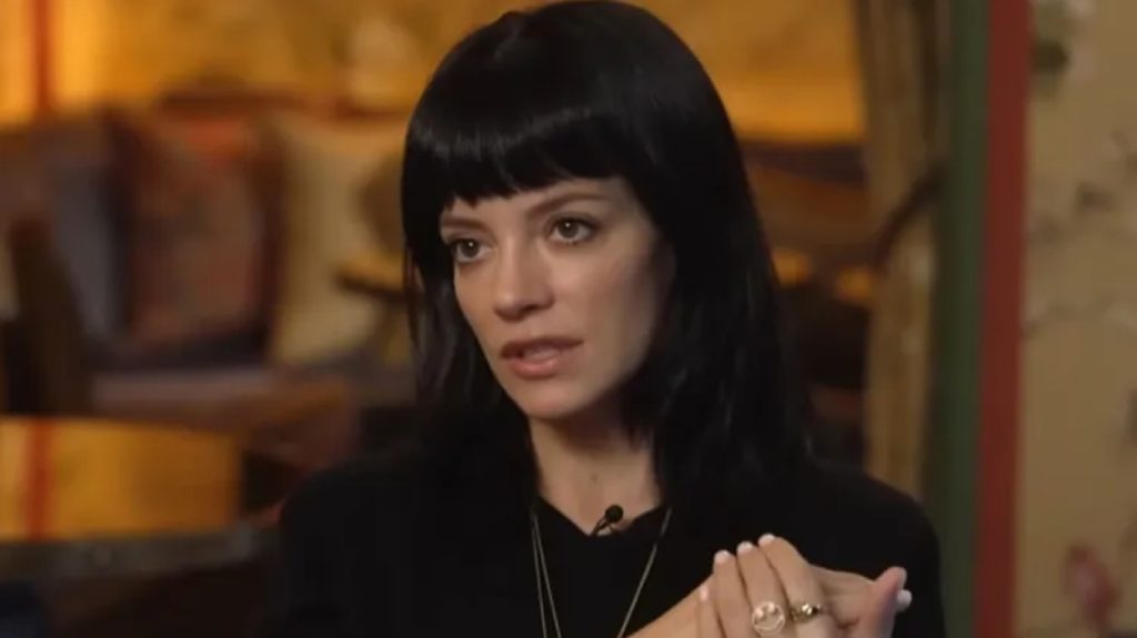 Φόρεμα με αποδείξεις από ραντεβού & δώρα του Ντέιβιντ Χάρμπουρ σε άλλες γυναίκες φόρεσε η Λίλι Άλεν  (βίντεο)