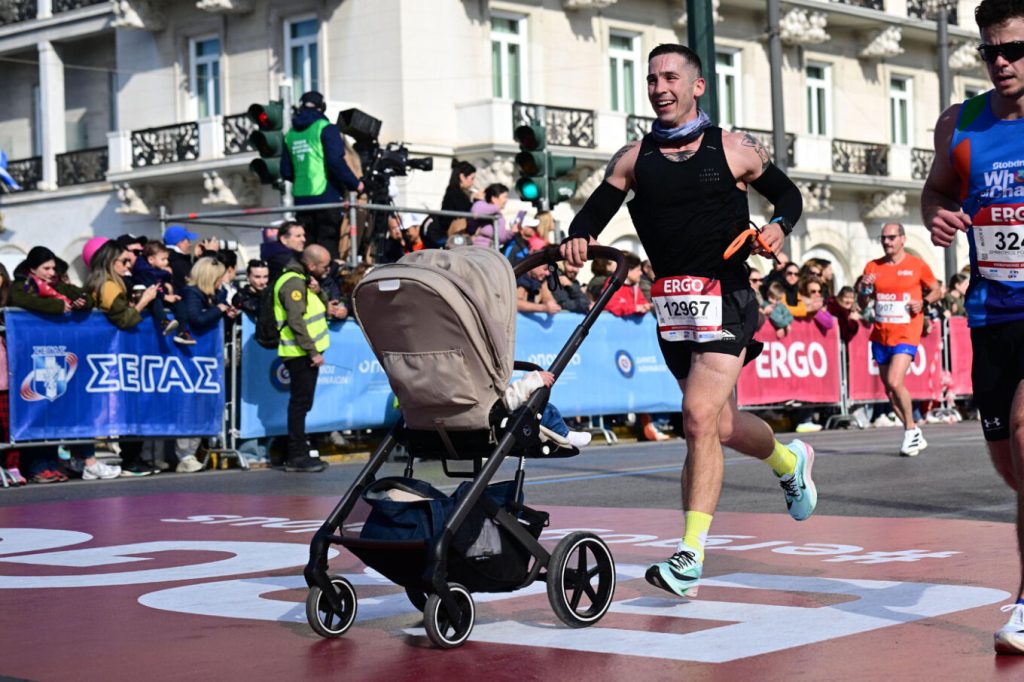 Όσα έγιναν στον Ημιμαραθώνιο: Από τον διαγωνιζόμενο με το καρότσι μέχρι τον δρομέα με το μωρό στην αγκαλιά (φωτο)