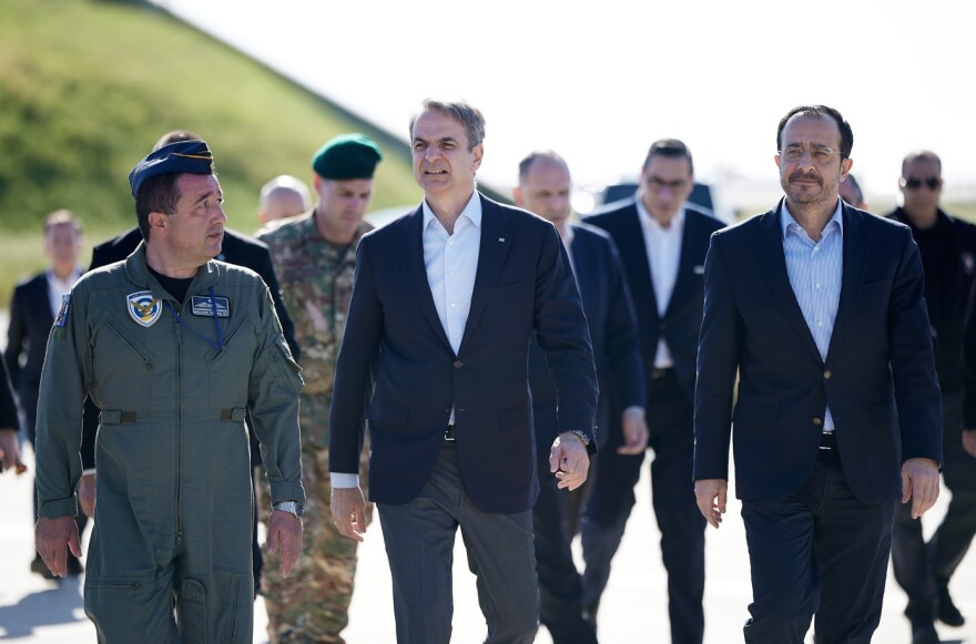 Ο Κ.Μητσοτάκης συναντήθηκε με τους πιλότους των ελληνικών F-16 στην Κύπρο (φώτο)