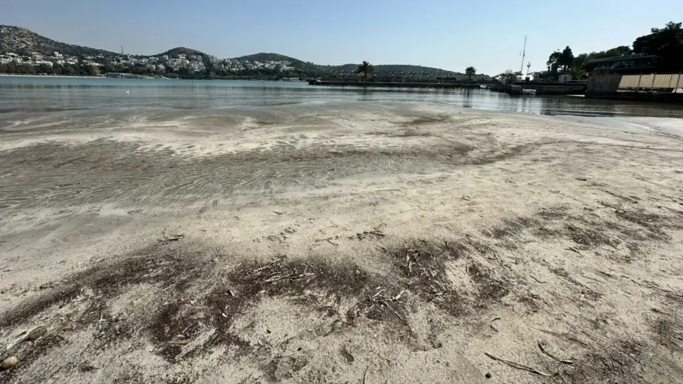 Υποχώρησε η θάλασσα στη Βουλιαγμένη και φάνηκε η στεριά (φώτο)