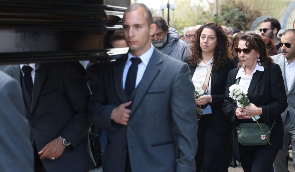 Το ύστατο «χαίρε» στον Γ.Πανουσόπουλο – Με δάκρυα στα μάτια η Μπέτυ Λιβανού