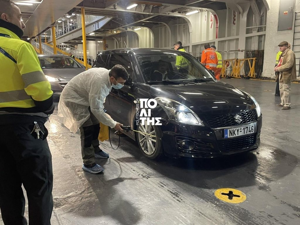 Χίος: Απολυμαίνουν τα οχήματα στο λιμάνι μετά το κρούσμα αφθώδους πυρετού σε κτηνοτροφική μονάδα στη Λέσβο (φώτο)