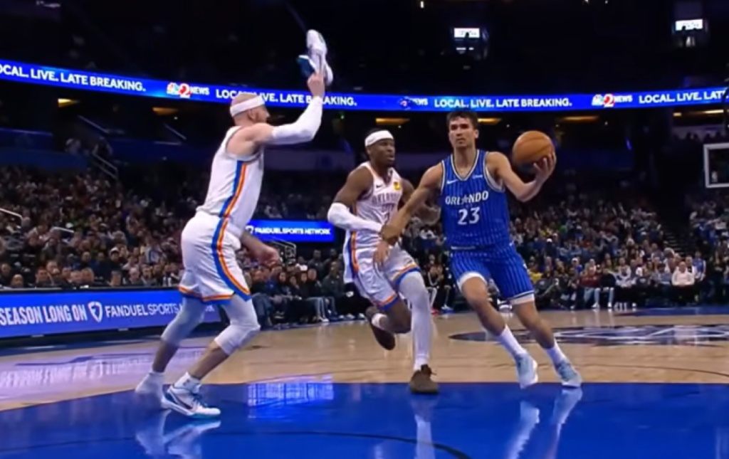 Μόνο στο ΝΒΑ αυτά: Παίκτης σταμάτησε τον αντίπαλό του με το παπούτσι στο χέρι (βίντεο)