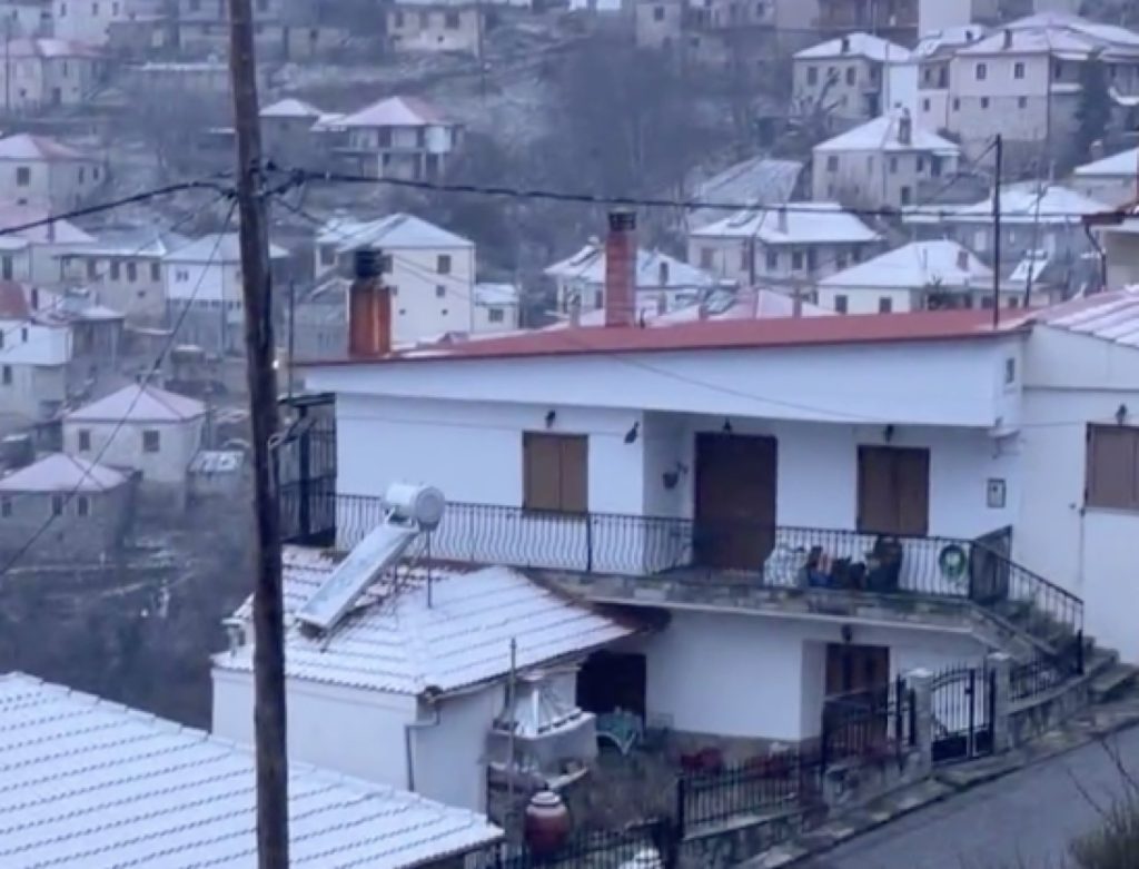 «Ντύθηκε» στα λευκά η Ελασσόνα: Χιόνι και πολύ κρύο στην περιοχή – Δείτε βίντεο