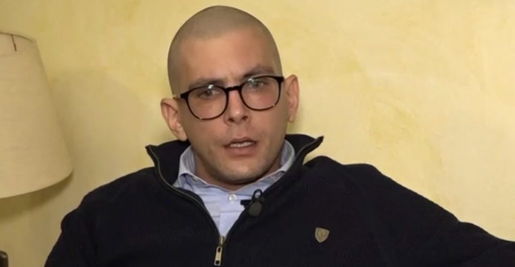 Στην Αθήνα ο Δήμαρχος Άη Στράτη που δίνει μάχη με τον καρκίνο: Η φωτογραφία του από το νοσοκομείο «Αττικόν»