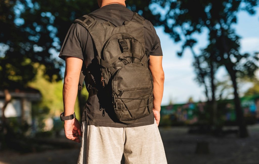 Rucking: Όσα πρέπει να ξέρετε για τη στρατιωτική μέθοδο που μετατρέπει την απλή βόλτα σε ολοκληρωμένη προπόνηση