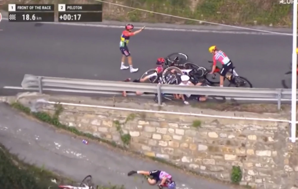Σοκαριστικό ατύχημα στον ποδηλατικό γύρο Μιλάνο – Σαν Ρέμο: Ιταλίδα σώθηκε από θαύμα (βίντεο)