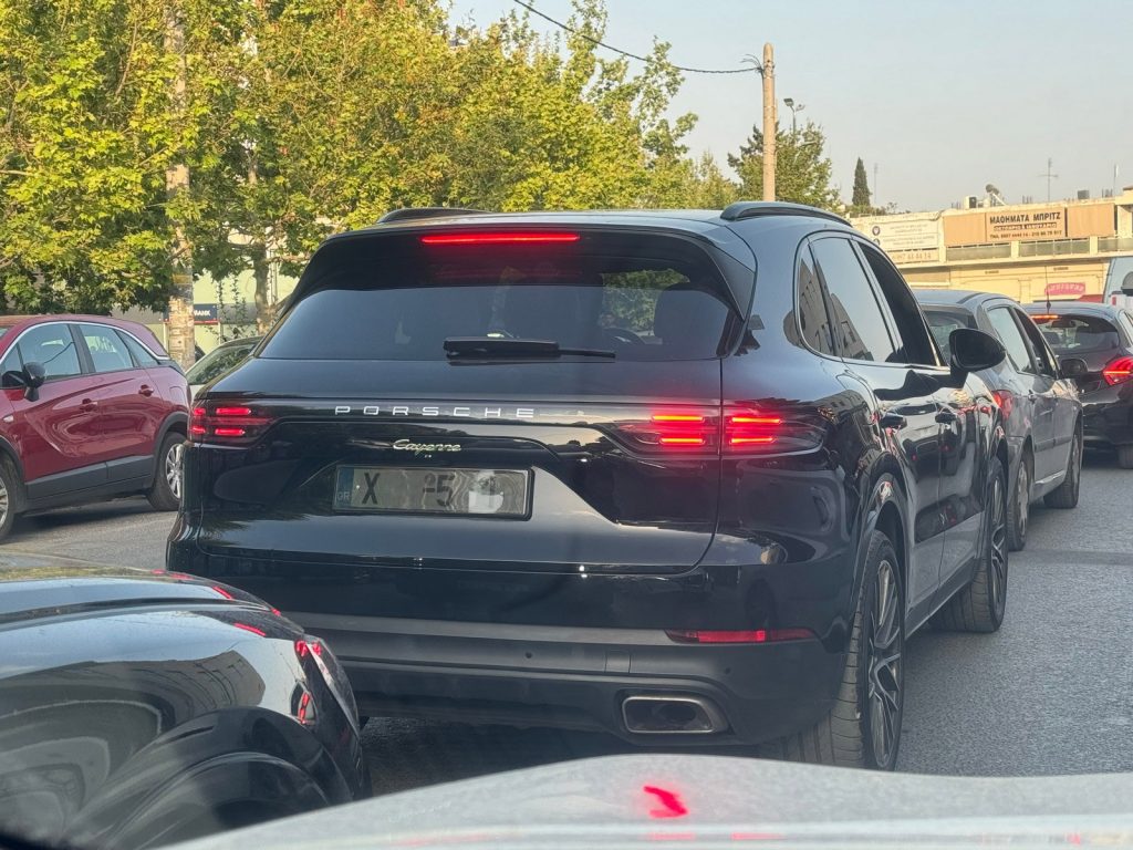 «Τσουχτερό» το πρόστιμο για όσους οδηγούς «πειράζουν» τις πινακίδες κυκλοφορίας στο όχημά τους