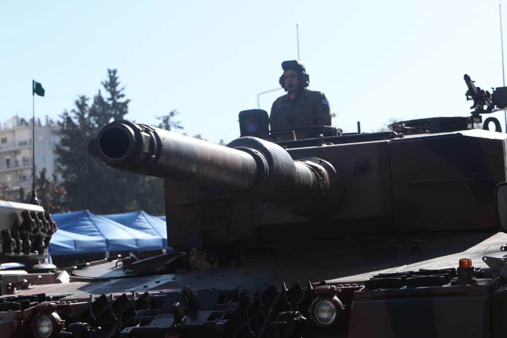 Η ελληνική αμυντική βιομηχανία σε φάση ανασύνταξης αλλά η εξάρτηση από εισαγωγές όπλων είναι μεγάλη