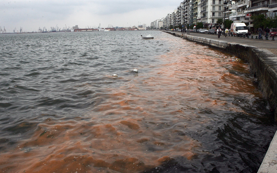 «Κόκκινος» βάφτηκε ο Θερμαϊκός Κόλπος στη Θεσσαλονίκη: Τι είναι το φαινόμενο της Ερυθράς Παλίρροιας