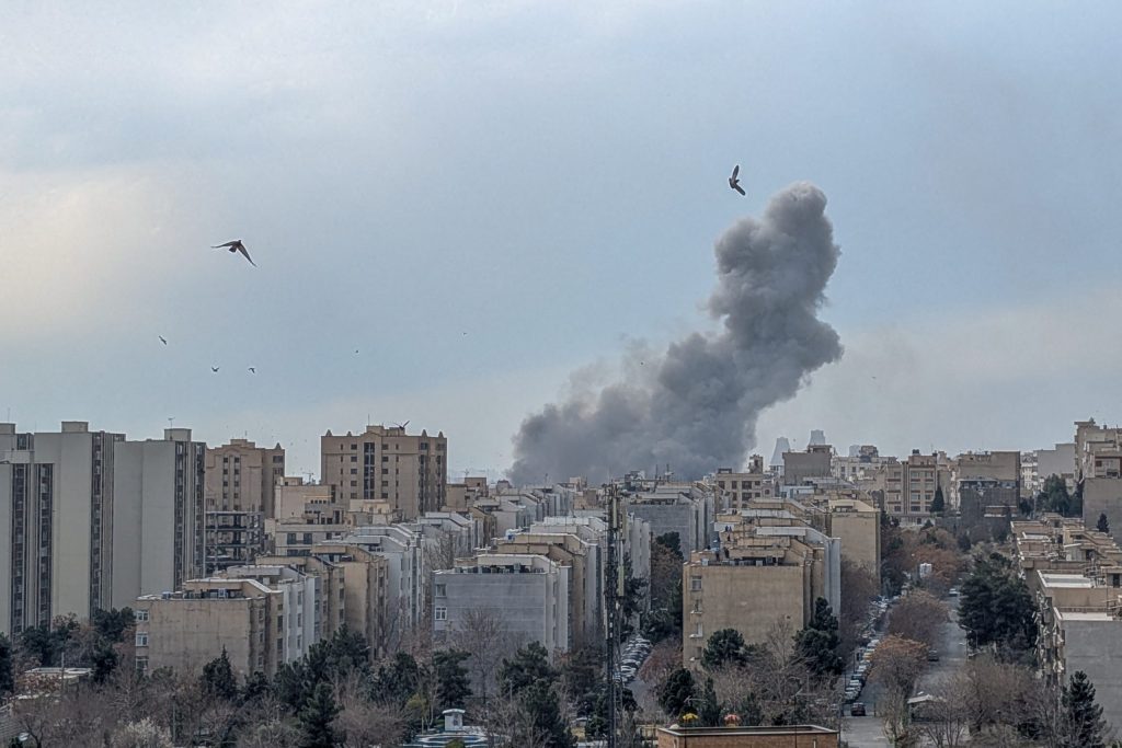 Ο ισραηλινός Στρατός κτύπησε το βασικό αρχηγείο των Φρουρών της Επανάστασης στην Τεχεράνη