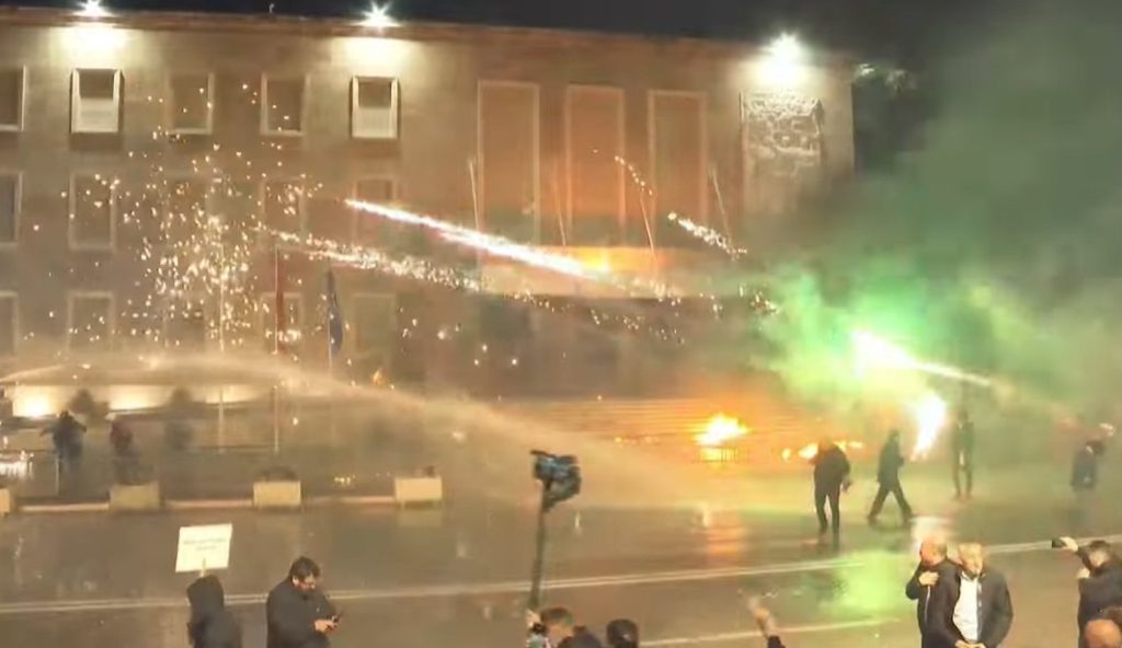 «Καζάνι» που βράζει η Αλβανία: Χιλιάδες διαδηλωτές ζητούν την παραίτηση Ράμα – Οδομαχίες με την αστυνομία (βίντεο)