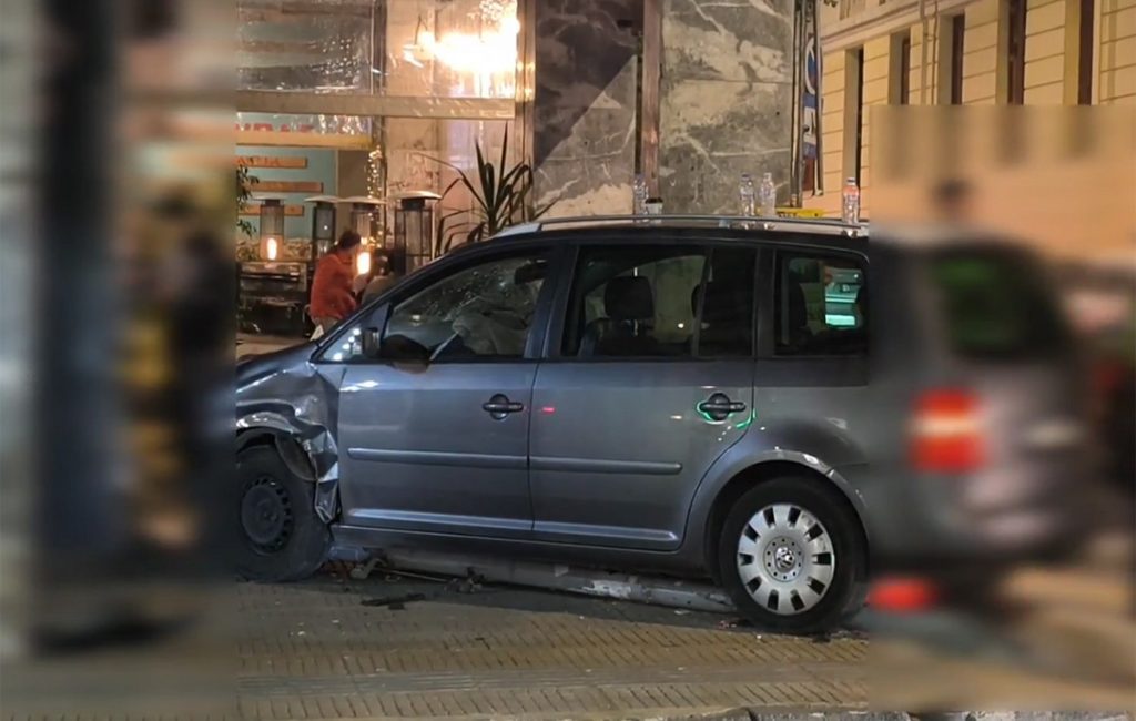 Αθήνα: Όχημα εξετράπη της πορείας του και κατέληξε σε καφετέρια στην Σόλωνος – Ένας τραυματίας