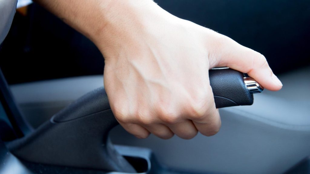 Το μεγαλύτερο λάθος με το χειρόφρενο: Σχεδόν όλοι το κάνουν και καταστρέφουν το αυτοκίνητο